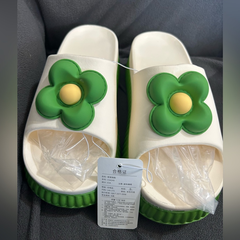 Brand New Women's 39-40 (US 7.5-9.5) Green and White Floral Slides